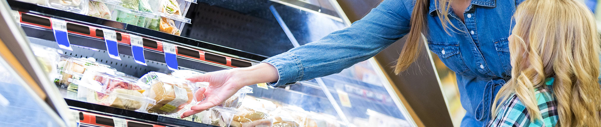 Mutter und Tochter beim Einkaufen im Supermarkt