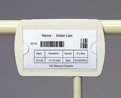 Barcode-Etikett am Patientenbett