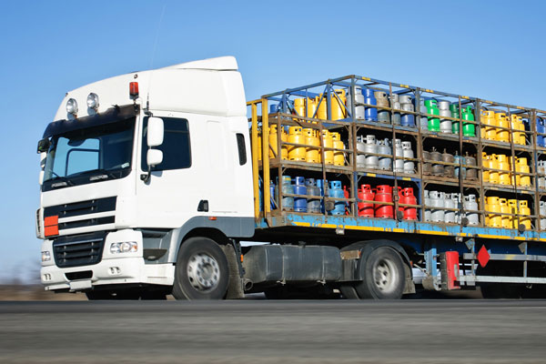 Lkw, der eine große Anzahl an Fässern liefert