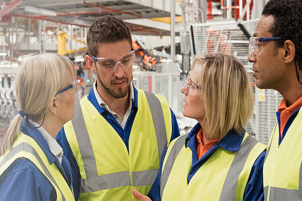 Mitarbeiter im Gespräch in einem Industriebetrieb