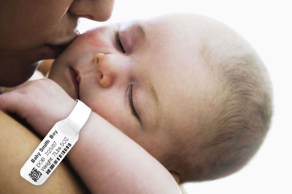 Baby mit Patientenarmband