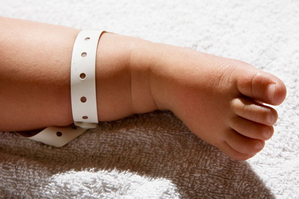 Patientenarmband am Fußgelenk eines Babys