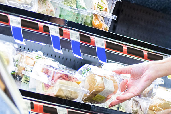 Mutter und Tochter beim Einkaufen im Supermarkt