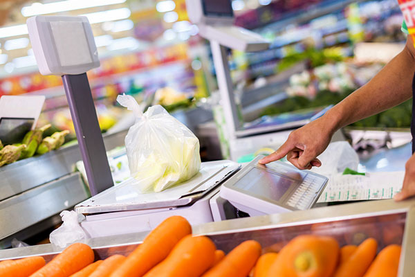 An einer Supermarktkasse gescannte Lebensmittel