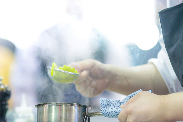 Restaurantmitarbeiter bei der Zubereitung von Lebensmitteln