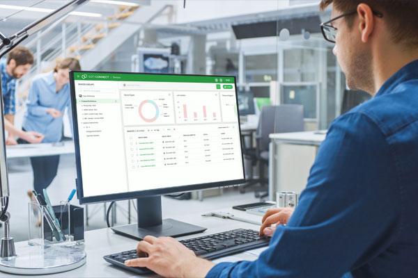 Büroangestellter bei der Anwendung der SOTI Connect-Software