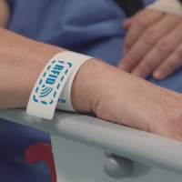 Schweizer Krankenhaus MV Santé nutzt RAIN RFID-Armband-Lösung von SATO und Solid zur genauen Patientenortung