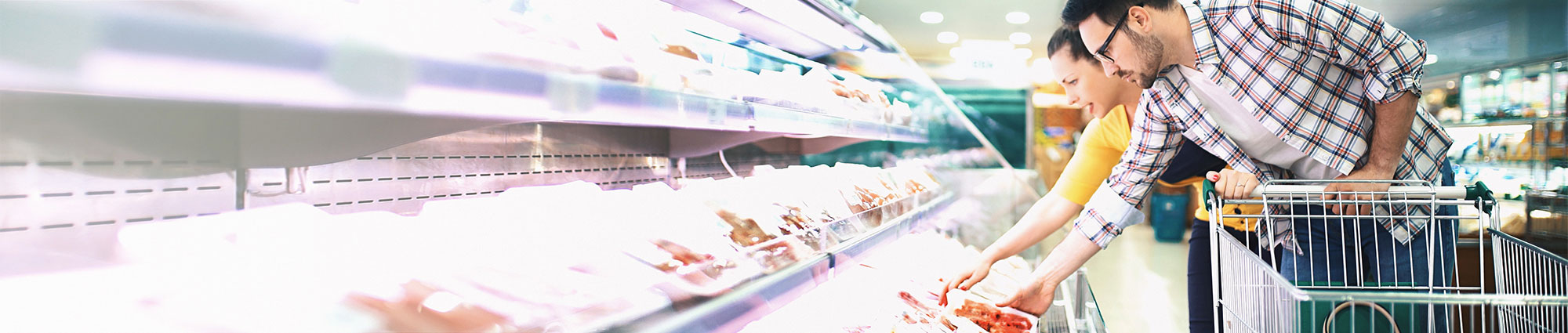 Pareja comprando carne en un supermercado