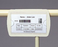 Etiqueta de código de barras en una cama hospitalaria