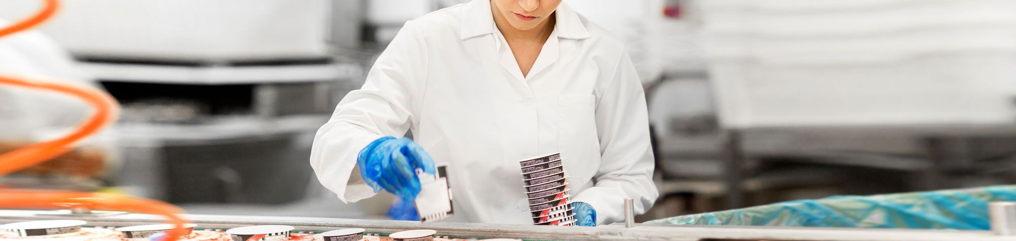 Trabajador en una línea de producción