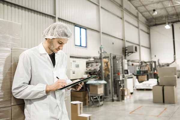 Personal inspeccionando alimentos