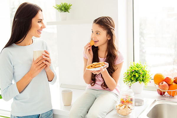 Madre e hija en la cocina de su casa