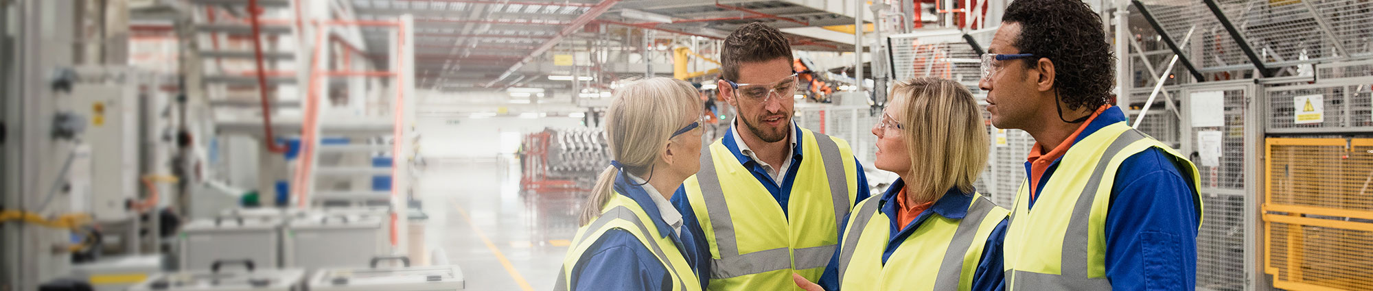 Personnel discutant dans une usine