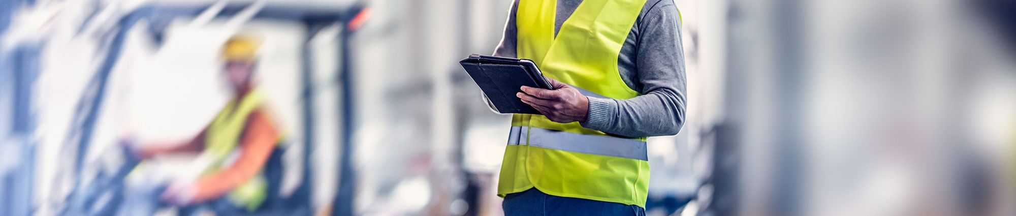 Personnel et équipement dans un entrepôt