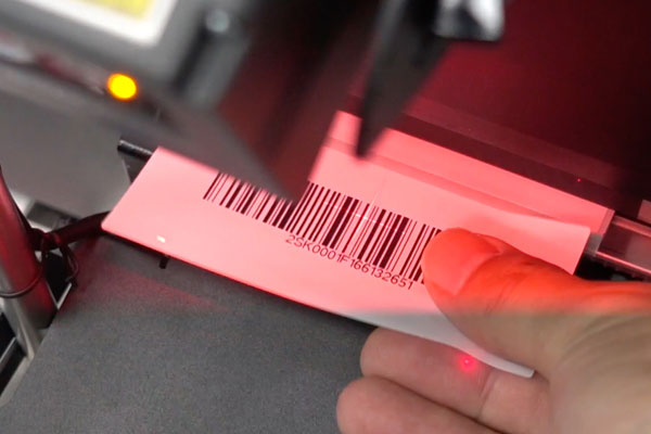 Scanner de codes-barres dans une usine automobile