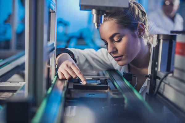 Ouvrière sur ligne de production