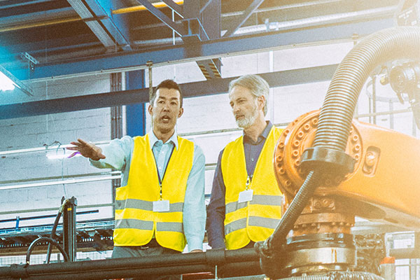 Personnel travaillant sur un site de fabrication