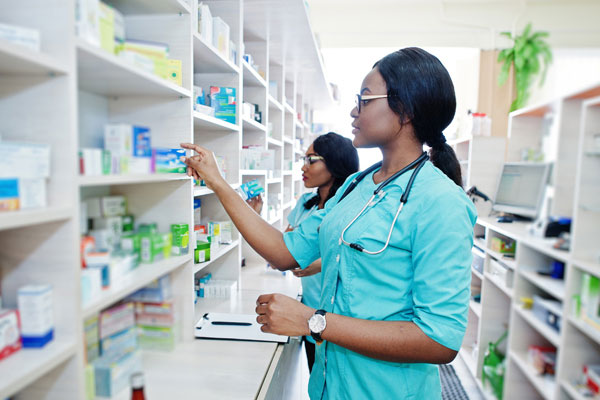 Personnel de pharmacie vérifiant le stock