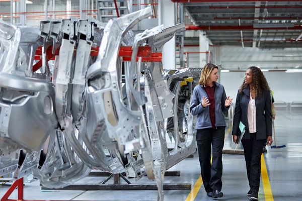 Personnel dans une usine automobile