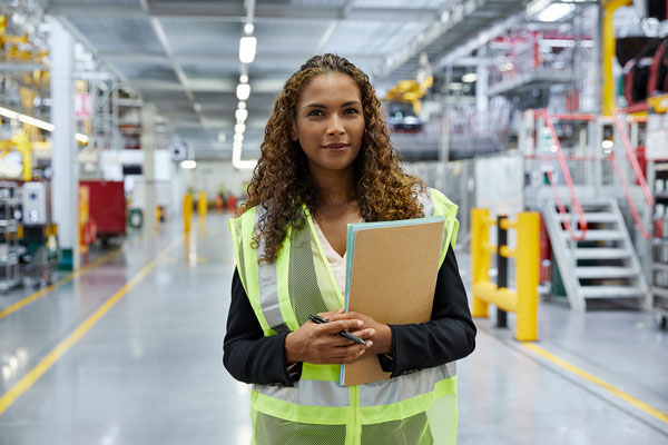 Personnel de contrôle qualité dans une usine automobile