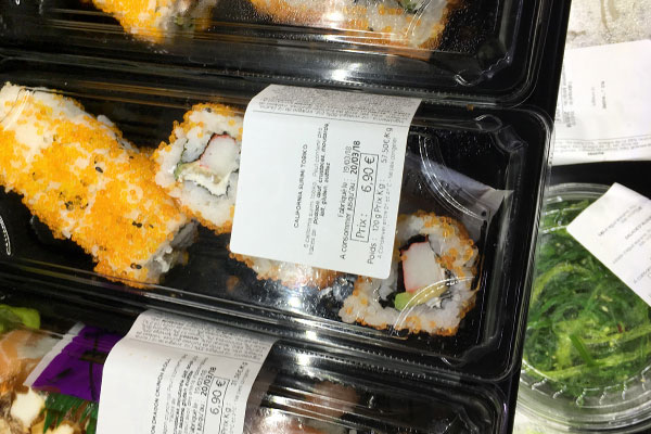 Étiquettes sur des sushis