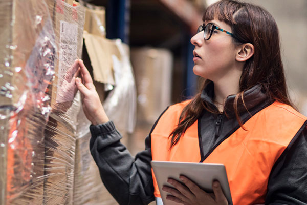 Vérification de marchandises en entrepôt