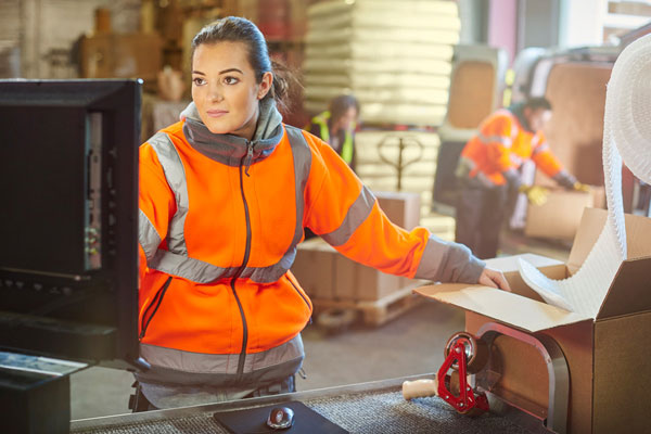 Personnel prélevant des marchandises en entrepôt