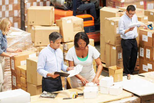 Personnel prélevant des marchandises en entrepôt