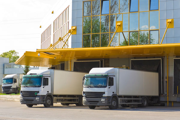 Camions à l'entrée d'un entrepôt