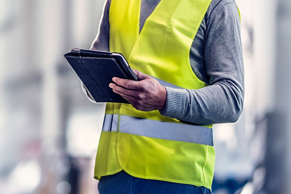 Personnel et équipement dans un entrepôt