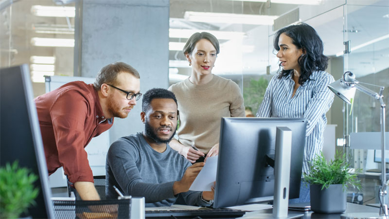 Personnel autour de l'ordinateur