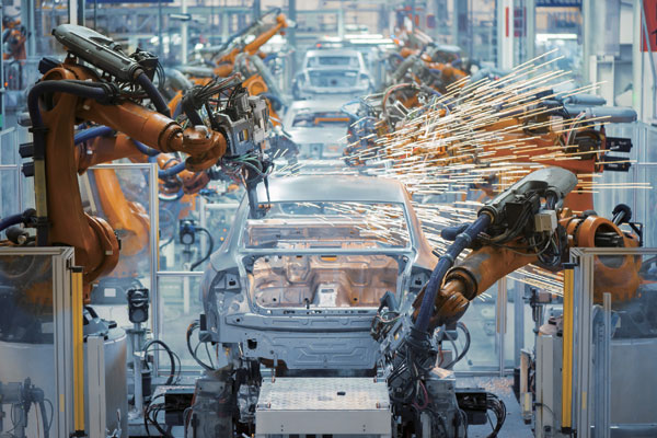Des robots dans une usine de fabrication de voitures