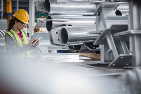 Staff che controlla lo stabilimento di produzione