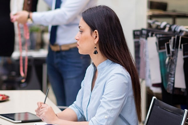 Incontro tra personale e cliente in un negozio di stoffe