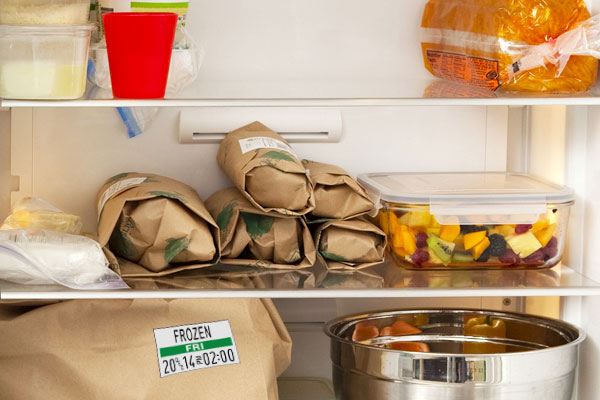 Alimenti etichettati e riposti nel frigorifero