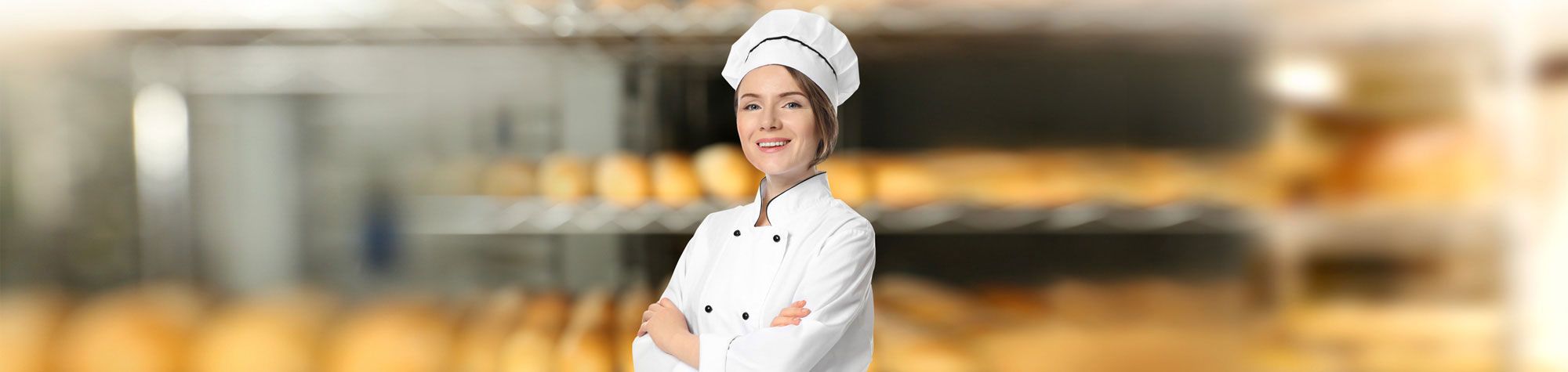 Vrouwelijk personeelslid in bakkerij