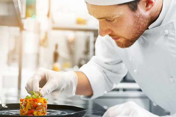 Chef-kok die voedsel bereidt in restaurant