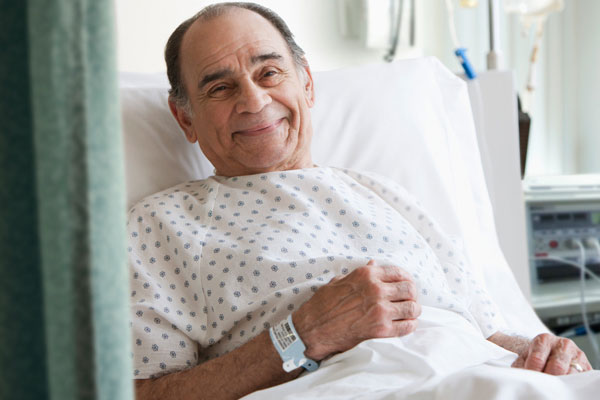 Starszy mężczyzna w łóżku szpitalnym