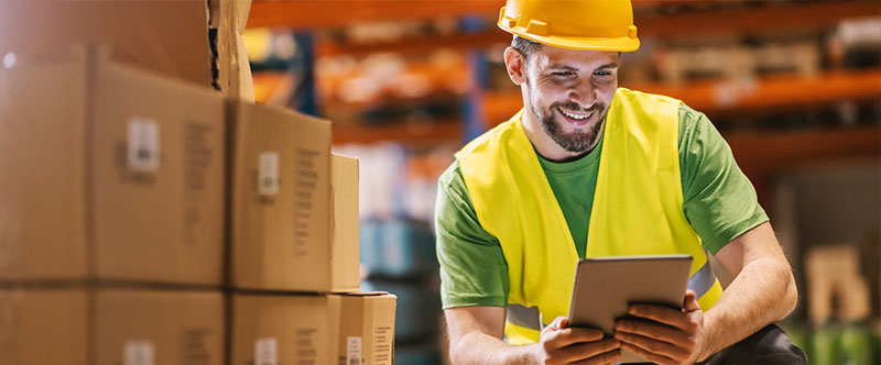 Человек, работающий на складе